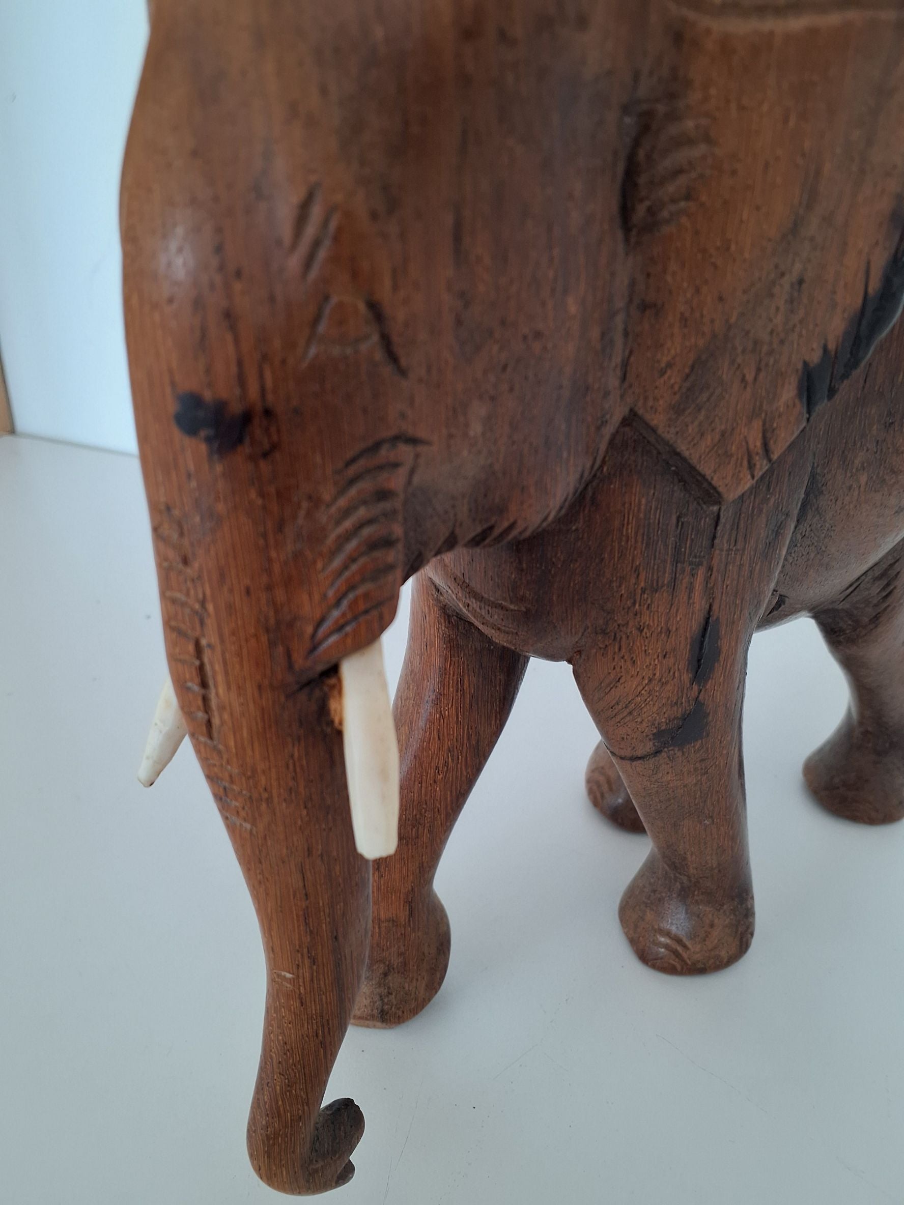 Elefant i mørkt træ